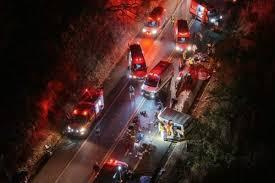 Acidente entre van e carro mata 4 e fere 16 em Uberlândia (MG)