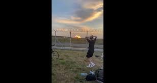 Caça F-16 cai, explode e mata piloto em ensaio para show aéreo