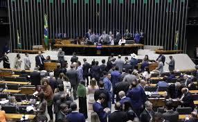 Câmara adia votação a jato da PEC que blinda parlamentares