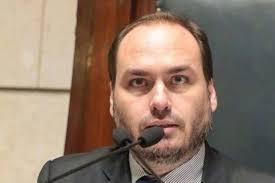 Carlos Bolsonaro passa mal após prisão domiciliar do pai