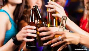 Consumo abusivo de álcool entre mulheres dobra em 17 anos
