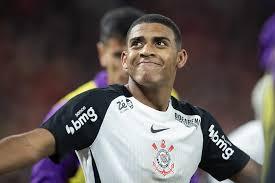 Corinthians bate Athletico-PR em Curitiba e abre vantagem