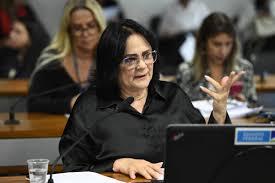 Damares Alves diz que operou câncer e começará radioterapia