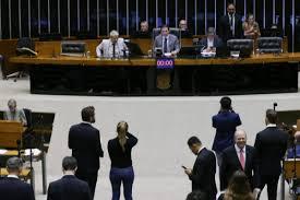 Deputados aprovam urgência de projeto que combate adultização