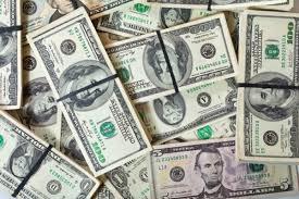Dólar fecha no menor valor em 14 meses; Bolsa tem alta
