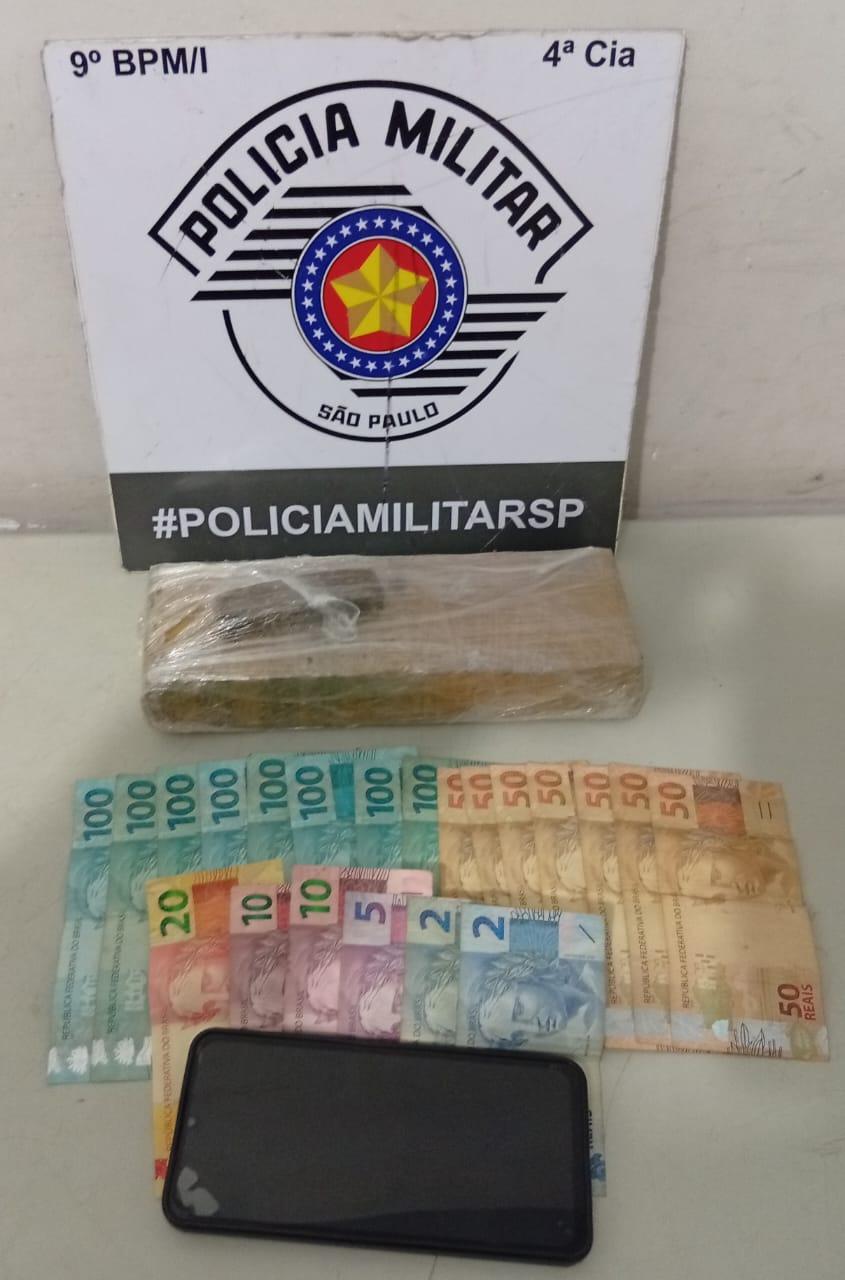 Dupla é surpreendida com tijolo de maconha e R$ 1,1 mil em dinheiro