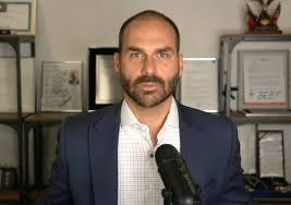 Eduardo Bolsonaro diz que sanção por Mais Médicos é recado