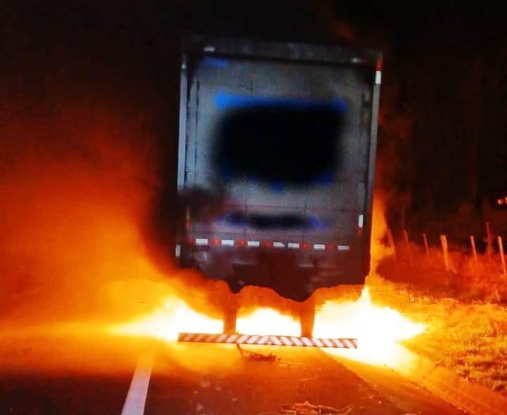 Fogo destrói carreta após estouro de pneu em Marília