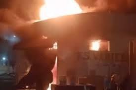 Fogo destrói loja e atinge casa no Parque Jaraguá, em Bauru