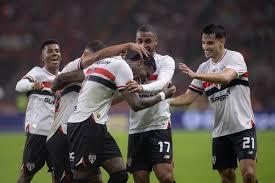 Gringos resolvem, São Paulo bate o Inter e vence a 5ª seguida
