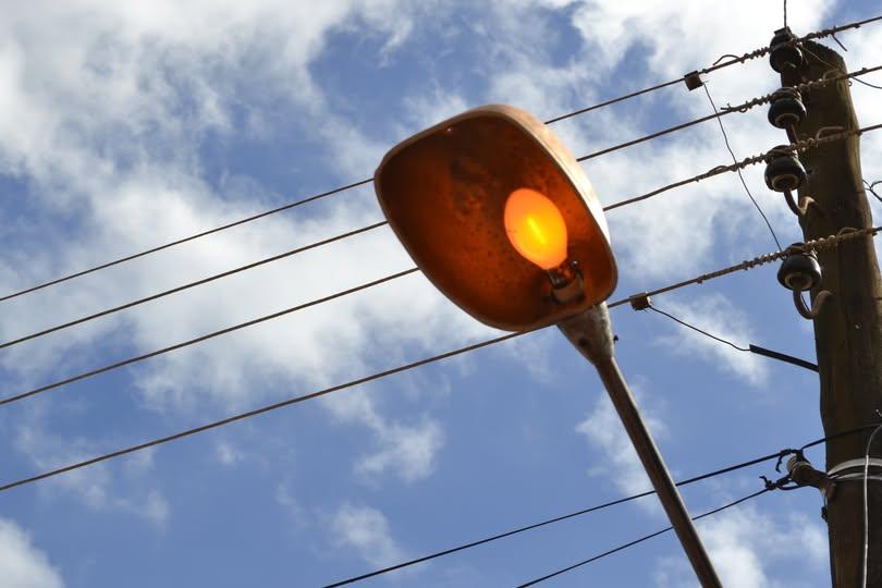 Iluminação pública deficiente em Pirajuí: problema que persiste há muitos anos preocupa moradores do centro e dos bairros