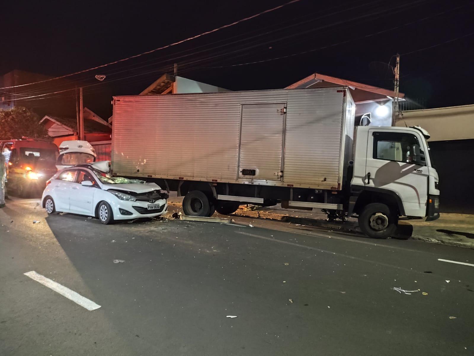 Jovens ficam feridos ao colidir carro na traseira de caminhão