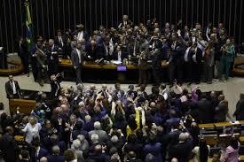 Motim bolsonarista impulsiona projeto para blindar políticos