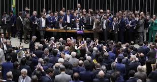 Motta retoma presidência da Câmara após mediação de Lira