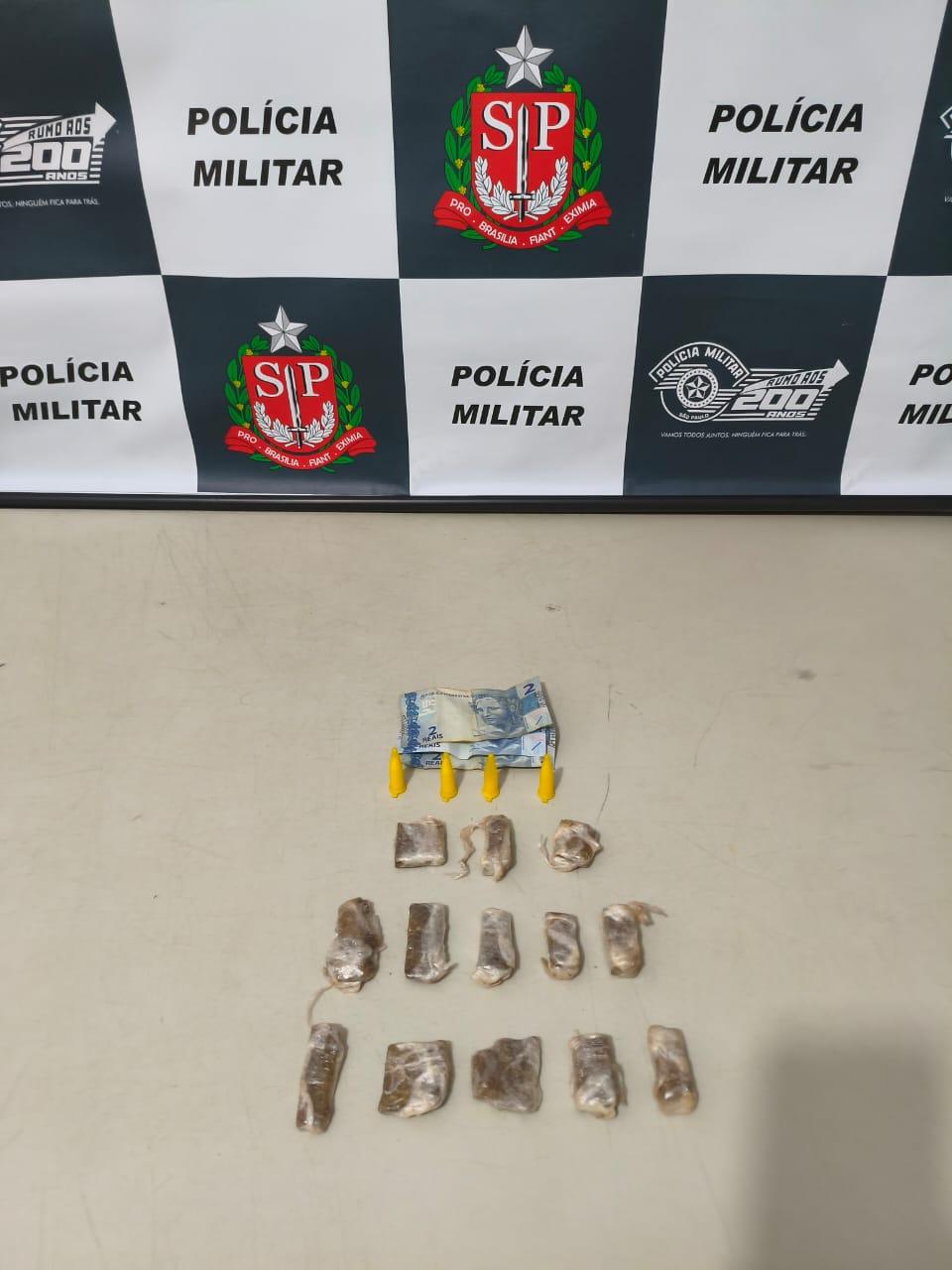 PM surpreende jovem com drogas e dinheiro