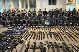 Polícia descobre bunker com 183 armas em loja de Americana