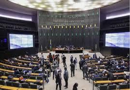 Prisão domiciliar de Bolsonaro inflama retorno no Congresso
