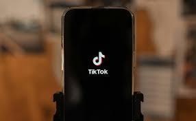 TikTok vai avisar pais quando adolescentes postarem