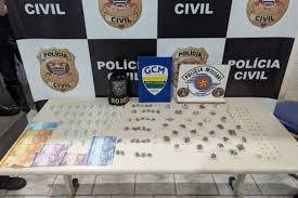 Trio que se 'revezava' para atender os usuários de drogas é preso