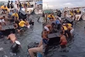 Balsa lotada naufraga durante festa com banda de pagode; VÍDEO