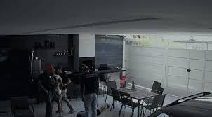 Bandidos disfarçados de policiais civis invadem e assaltam casa
