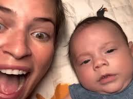 Bebê de três meses 'imita' tia em vídeo que viraliza; ASSISTA