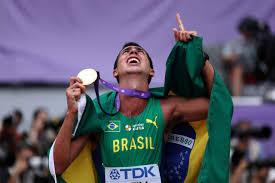 Caio Bonfim conquista o ouro na marcha de 20 km do Mundial
