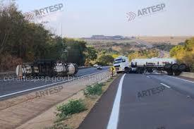Caminhão-tanque com etanol tomba e interdita rodovia em Jaú