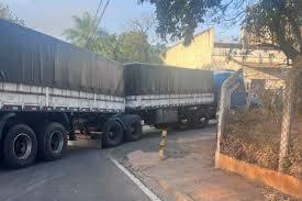 Caminhões rodotrem disputam espaço com carros em Bauru