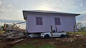 Casa é arrancada e vai parar em cima de carro em temporal em SC