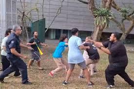 Conservadores invadem USP, aluno é mordido e militante agredido