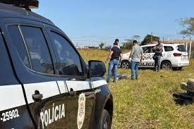 Homem é encontrado morto, com marcas de agressão, em um terreno