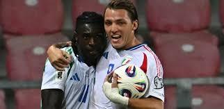 Itália bate Israel em jogaço de 9 gols e embola briga por vaga