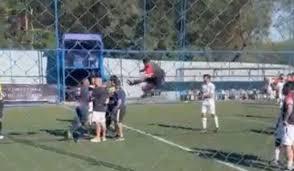 Jogador dá voadora em árbitro durante jogo
