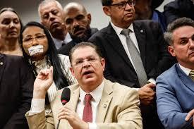 Líder do PL propõe anistia para Bolsonaro concorrer em 2026