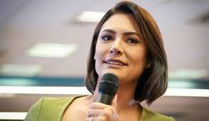 Michelle admite hipótese de se candidatar e promete ser leoa