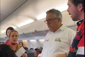 Ministro da Saúde socorre passageira que desmaiou no avião; VÍDEO