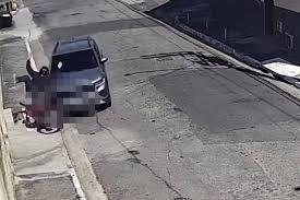Motorista atropela ladrão em moto e é baleado em seguida; VÍDEO