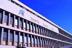 Mulher é atacada a facadas pelo ex quando seguia para o trabalho