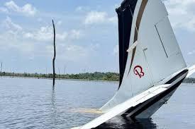 Piloto atira avião com drogas em represa no Amazonas
