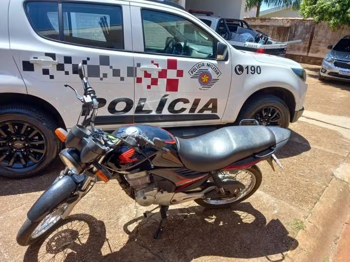 Polícia Militar prende em flagrante homem por furto de motocicleta em Pirajuí