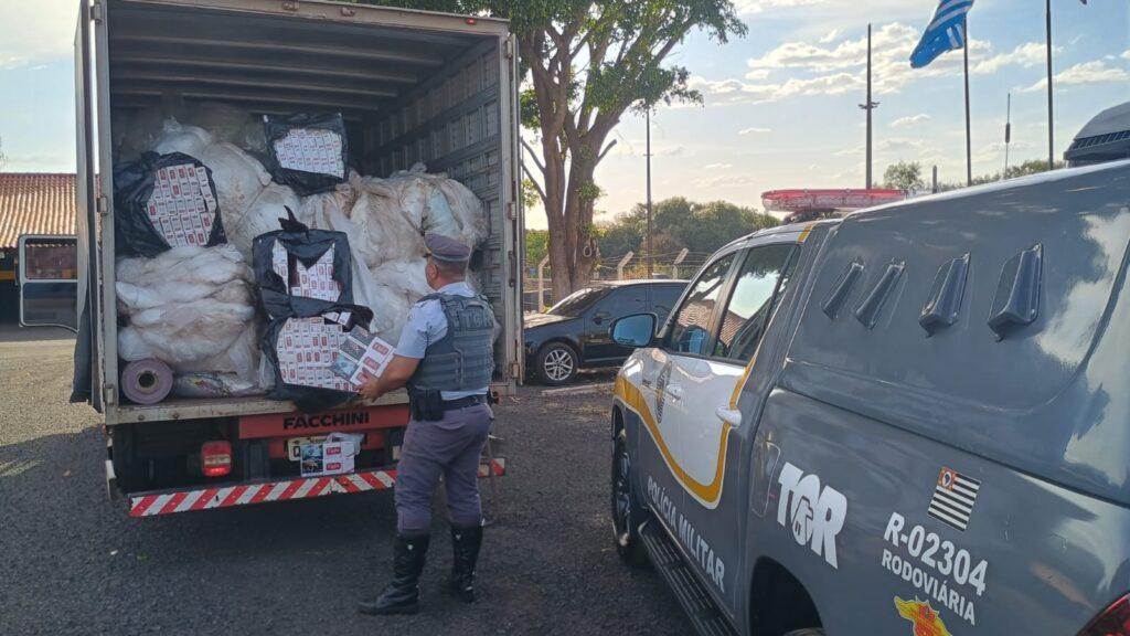 Polícia Rodoviária apreende grande carga de cigarros contrabandeados em Assis