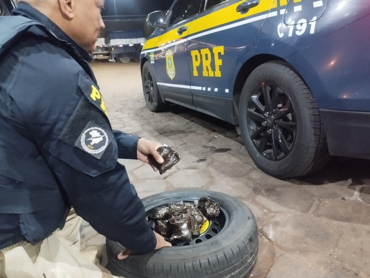 PRF apreende haxixe escondido em estepe de veículo na BR-153