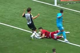 Santos e Atlético empatam em jogo com lesão assustadora de Brazão