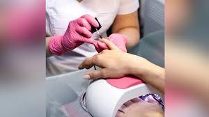 Substância de esmalte em gel é proibido por ser tóxica; entenda