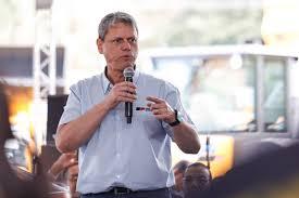 Tarcísio quer usar detentos para ajudar nos reparos das chuvas