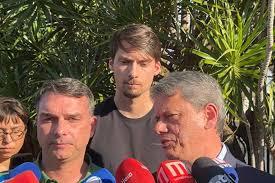 Tarcísio visita Bolsonaro e diz que disputará governo de SP