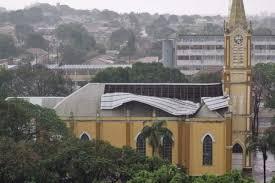 Tempestade causa estragos e derruba telhado de igreja