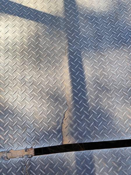 Travessia de ponte sobre a linha férrea na estrada Santa Maria, em Pirajuí, transforma-se numa aventura muito perigosa Chapas do piso soltas e corrimã