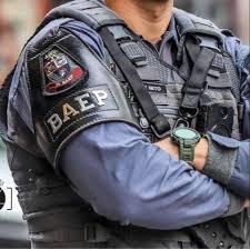 Trio com droga reage e é preso pelo Baep com arma de choque